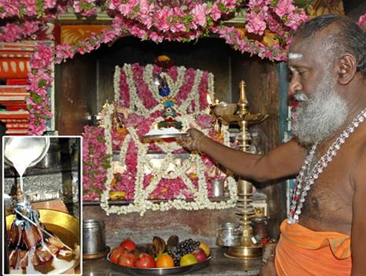 மலைக்கோயிலில் புவனேஸ்வரி அம்மனுக்கு சிறப்பு பூஜை, அபிஷேகம்